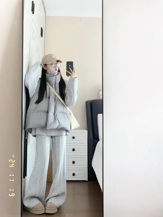 2025新款冬季搭配一整套韩版叠穿棉服马甲针织衫阔腿裤显瘦三件套