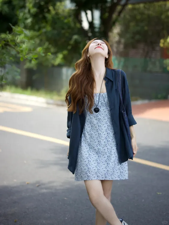 夏季搭配一整套女装韩系显白复古藏青色上衣显瘦碎花连衣裙两件套