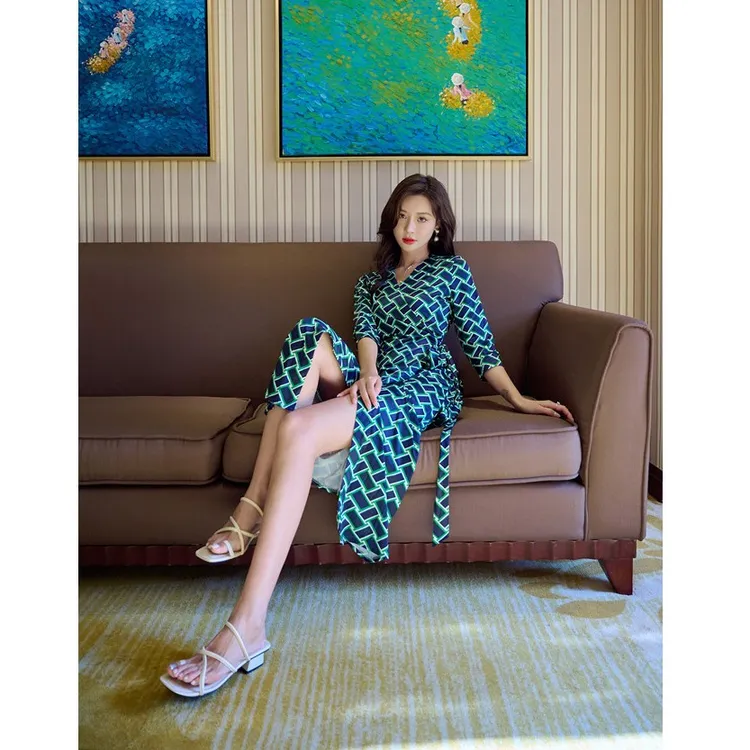 嫣源漫绿格夏季气质显瘦显白v领修身一片式裹身连衣裙女人味1950