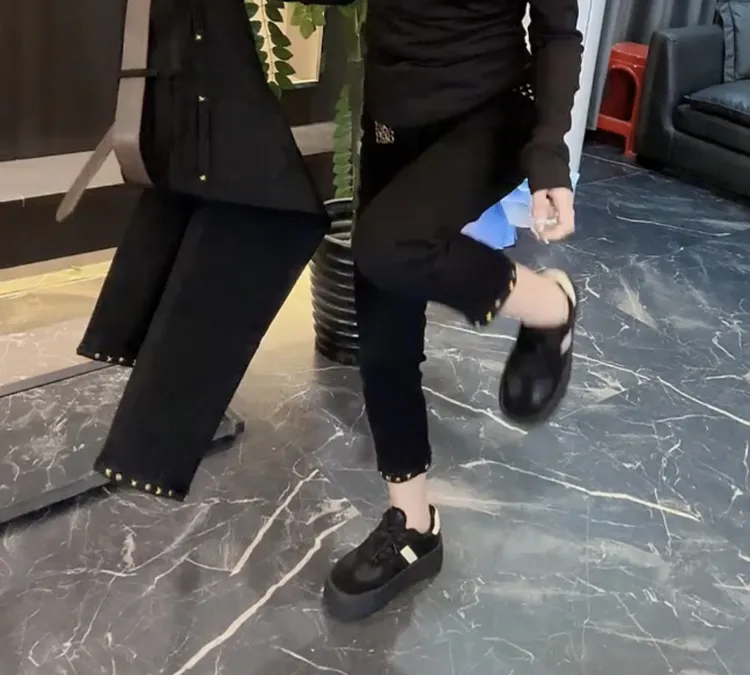 春秋新款显瘦气质时尚百搭牛仔裤设计感韩版黑色九分烟管裤