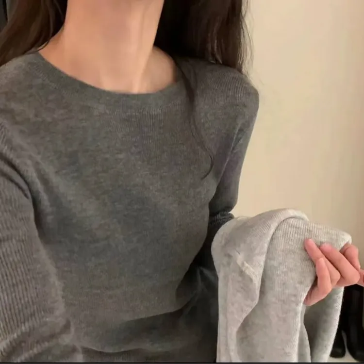 灰色圆领针织打底衫女2025秋新款修身显瘦内搭毛衣独特别致上衣