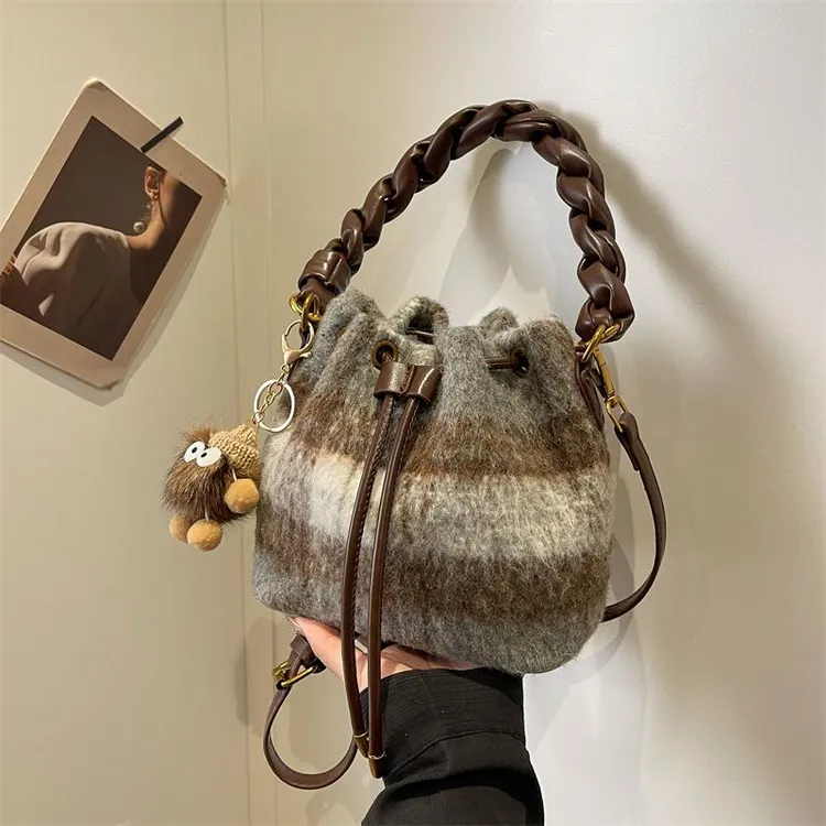 女士包包水桶包女2024新款高级感可爱手提小包毛呢百搭单肩斜挎包