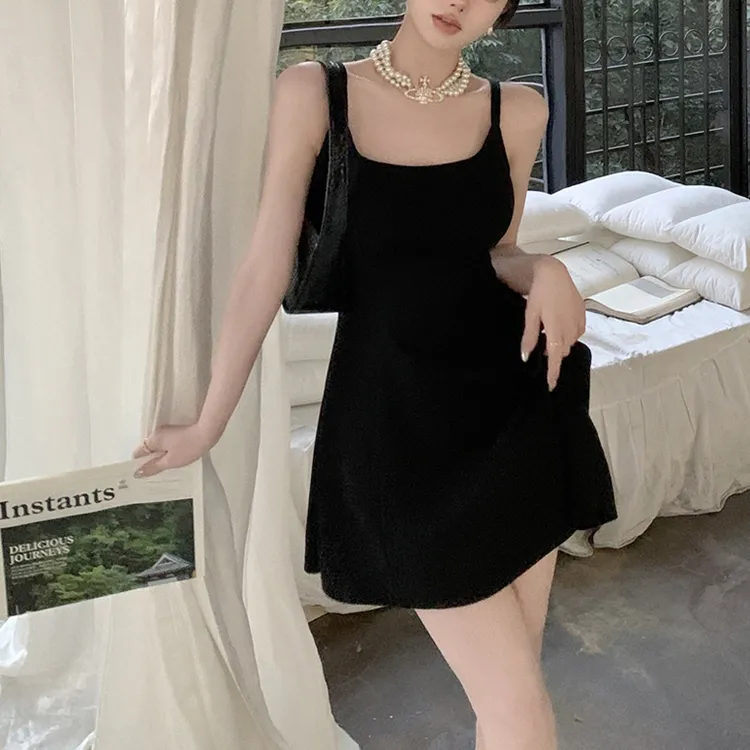高级感黑色性感吊带小黑裙女2025夏季新款露背调节绑带A字连衣裙