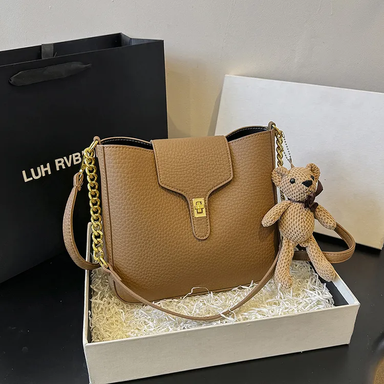 今年流行包包女2024春夏新款高级感时尚软皮斜挎包网红爆款水桶包