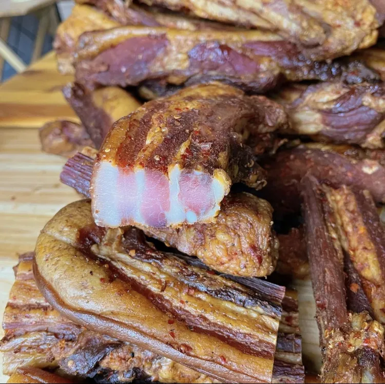 云南哈尼柴火烟熏土猪腊肉传统风味咸香口感