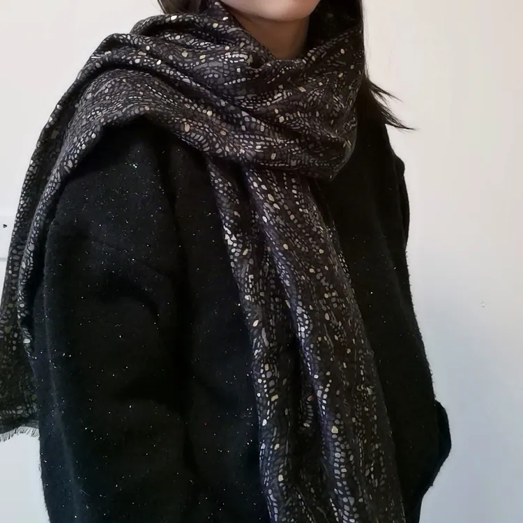 烫金洋气百搭款长巾围脖黑色保暖时尚长款流苏秋冬季女士