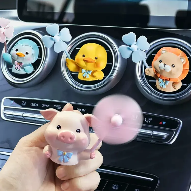 车载空调出风口香薰装饰品卡通可爱小猪电动车内饰品客厅旋转香水