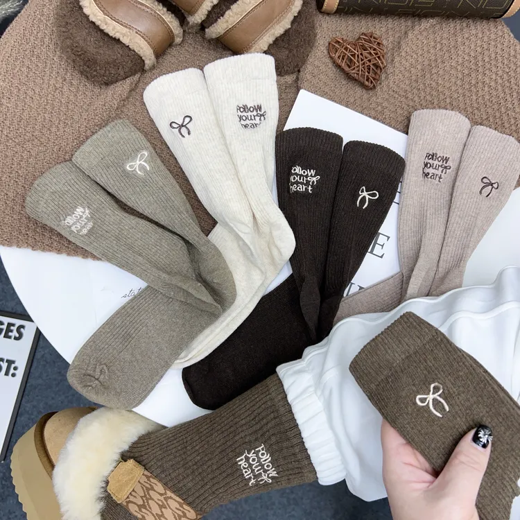女士秋冬新款AB款重工刺绣高筒袜复古燕麦色系百搭运动潮袜