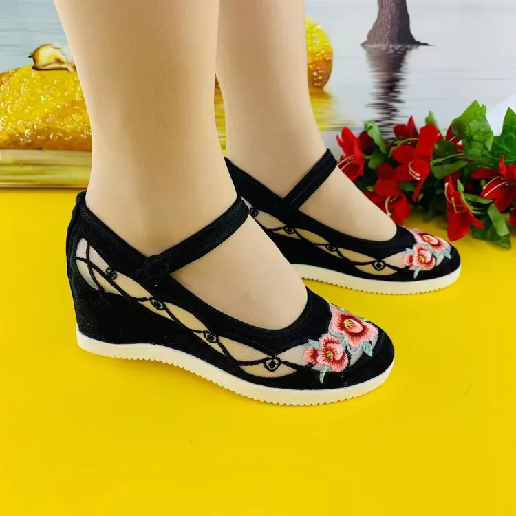 新款绣花网妈妈鞋民族风绣花老北京布鞋透气夏季汉服鞋浅口圆头