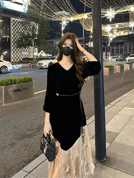 法式设计感丝绒连衣裙女秋季新款高级感钉珠拼接网纱花朵显瘦长裙
