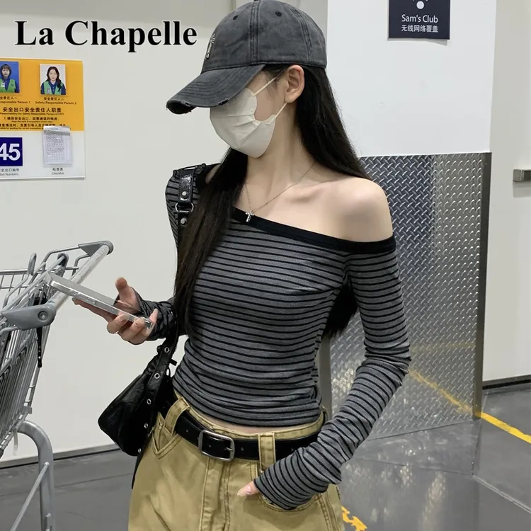 拉夏贝尔设计感斜肩条纹长袖T恤修身短款打底衫百搭露肩秋上衣女