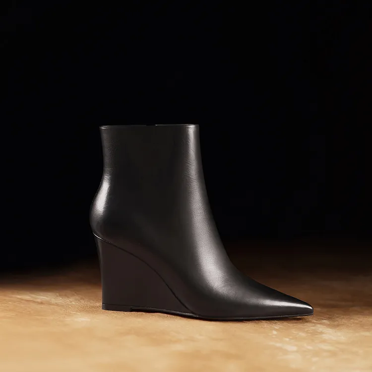 2025流行小短靴高级感真皮尖头单靴黑色坡跟洋气小众高跟女靴百搭