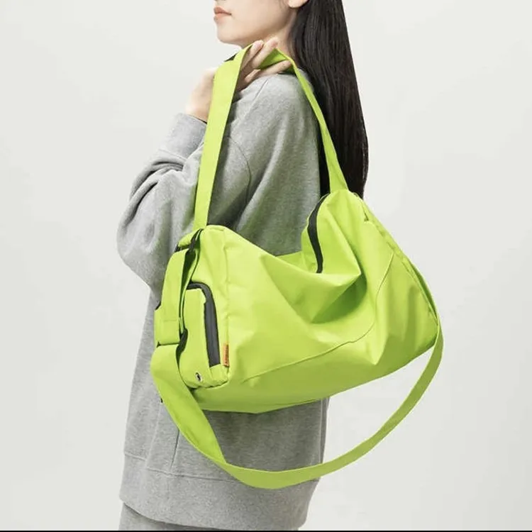 户外健身干湿分离车缝线双根斜挎式旅行包休闲桶包时尚网红