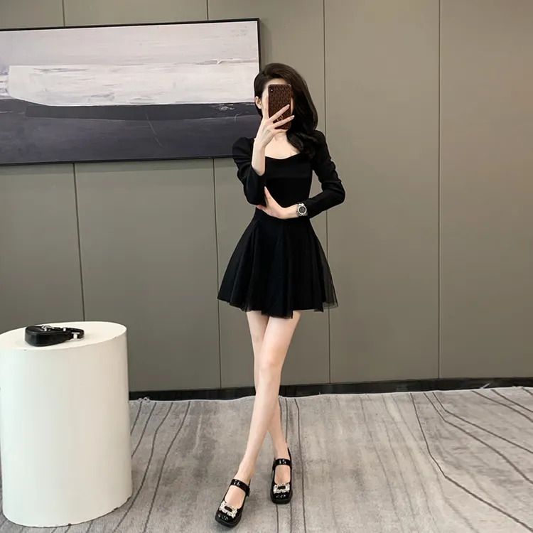 高级感方领连衣裙女春秋冬季新款小个子赫本风内搭收腰显瘦小黑裙