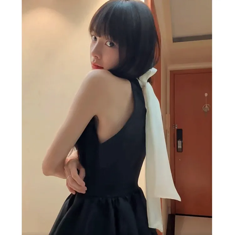设计感辣妹气质黑亮片拼接米色蝴蝶结挂脖连衣裙修身蛋糕裙短裙潮
