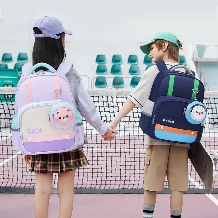 阳光8点小学生书包一二三年级女童大容量轻便男孩护脊双肩背挂件