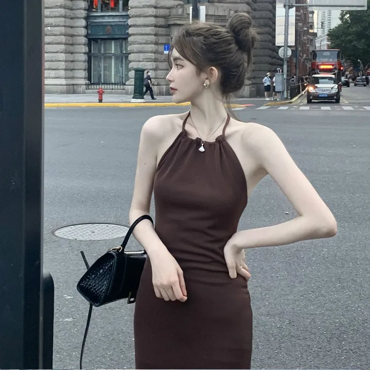 2024夏天别致女神气质设计感小众吊带连衣裙质感高级挂脖露背裙子