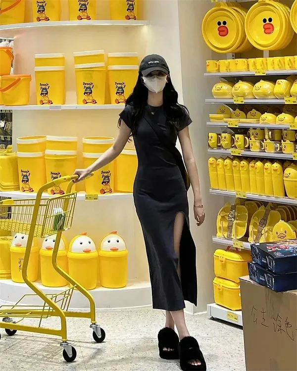 茶歇辣妹侧开叉修身包臀T恤连衣裙女夏通勤显瘦百搭圆领短袖长裙
