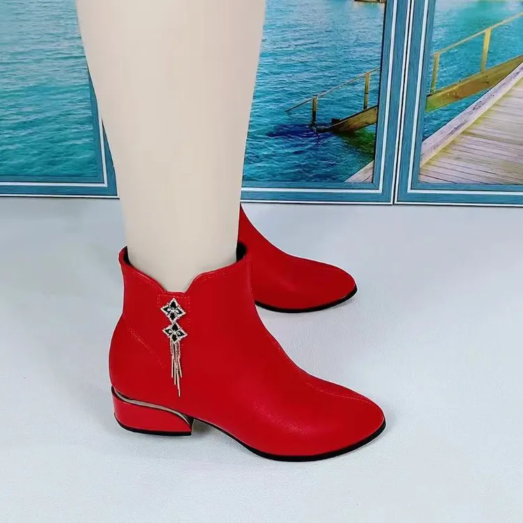 真皮短靴2025秋冬加绒软底红色百搭女士新款时尚低跟马丁尖头皮靴