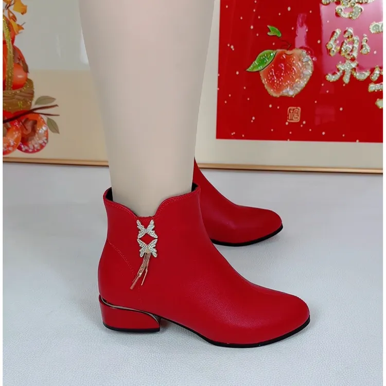 2025真皮短筒秋冬女靴新款显瘦加绒保暖时尚短靴软底尖头百搭靴子