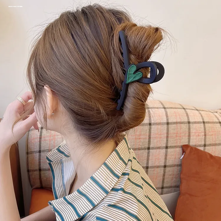 秋冬黑色磨砂爱心抓夹女简约百搭气质发夹后脑勺盘发鲨鱼夹子头饰