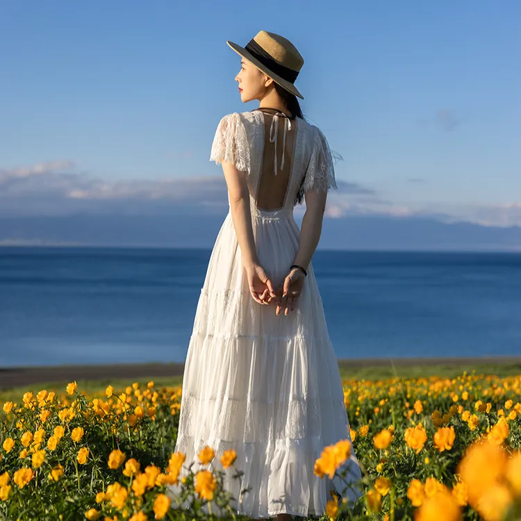 理想三旬旅行女装度假风白色蕾丝拼接多层裙摆露背蛋糕裙连衣裙长