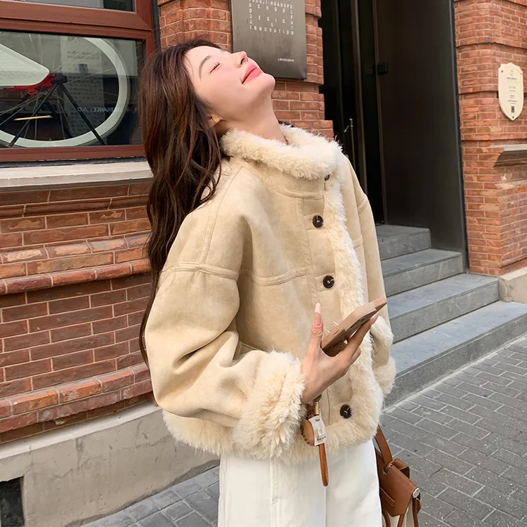甜美减龄氛围感温柔皮毛一体2025冬季新款小个子毛茸茸短外套女