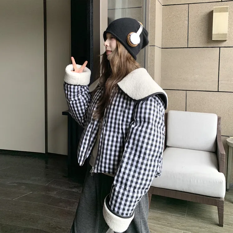 韩系格纹短款羽绒服女2025冬季新款高级感撞色羊羔毛大翻领厚外套