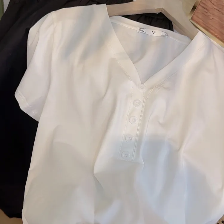 蓝卡缇夏季短袖t恤纯色简约V领扣子显瘦气质设计感休闲宽松上衣女