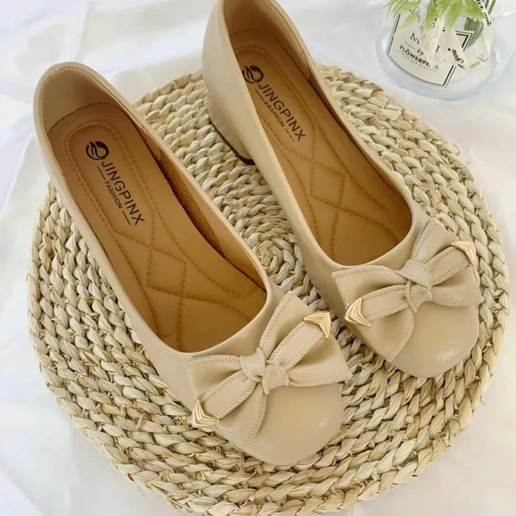 新款女鞋百搭真皮单鞋时尚气质浅口软底舒适休闲妈妈鞋方头粗跟