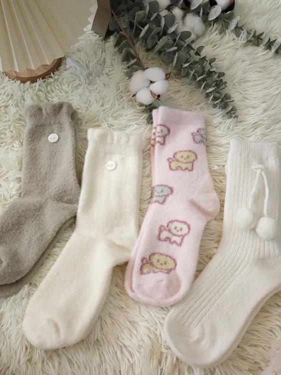 秋冬澳绒纽扣花苞毛球袜女加厚保暖韩国纯色百搭中筒袜冬天睡眠袜