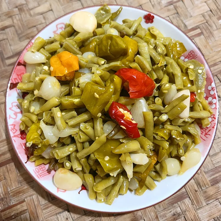湖北罗田英山手工腌制酸豆角农家咸菜豇豆叶缸豆