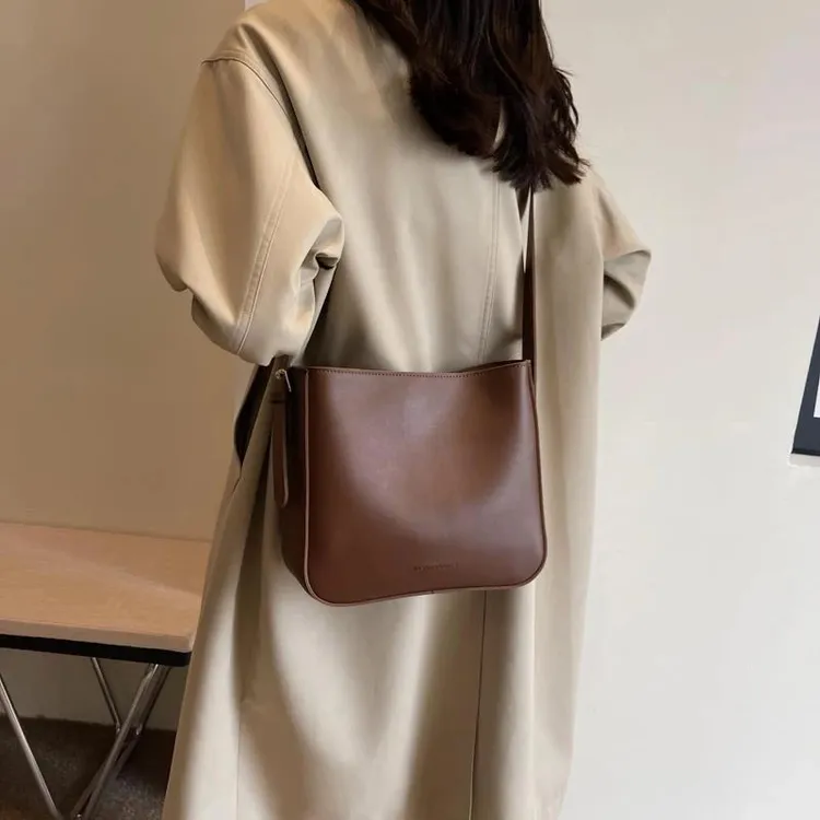 大容量包包女2024新款时尚简约单肩包秋冬小众休闲百搭斜挎水桶包