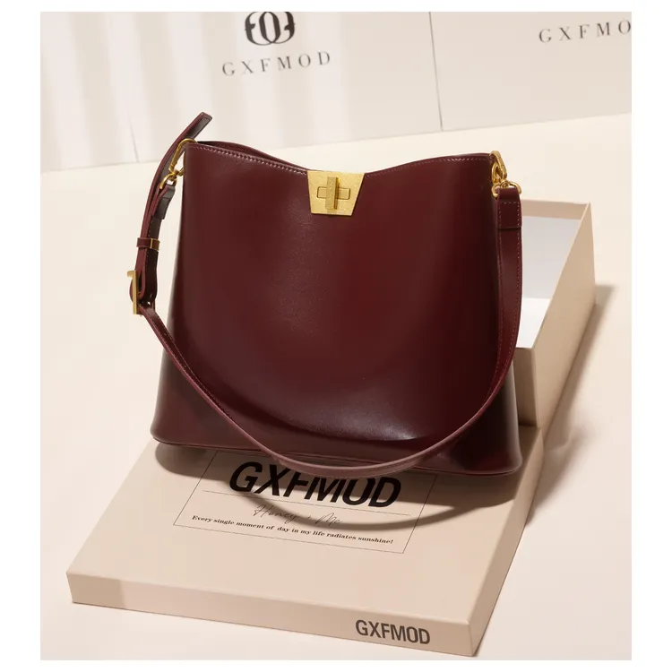GXFMOD牛皮真皮腋下水桶包2025秋冬新款复古女包单肩斜挎通勤包