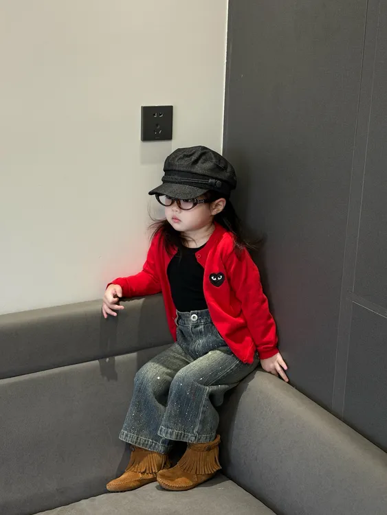 《小思家》2025早秋新款童装红色开衫外套黑色打底衫儿童牛仔裤套装