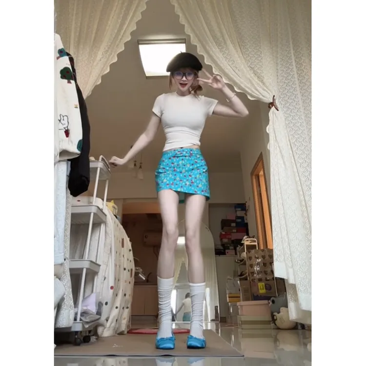 时尚街头辣妹风白色修身短袖上衣蓝色碎花短裙两件套2025夏季新款