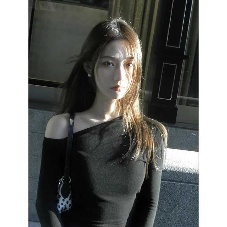 辣妹黑色露肩斜肩长袖t恤女2025秋季新款修身紧身显瘦纯欲风上衣