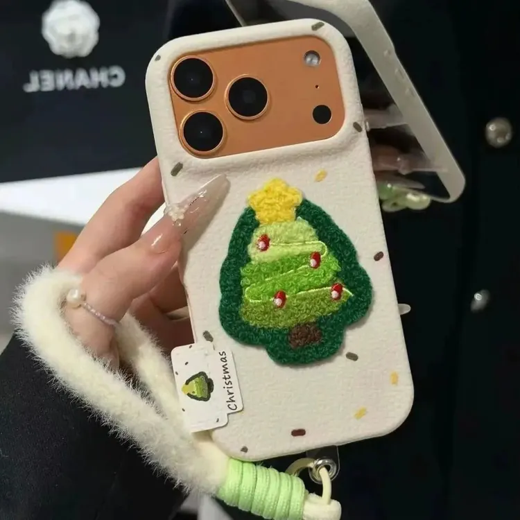 毛绒刺绣圣诞树挂绳适用苹果17promax/16/15pro/华为手机壳软壳14