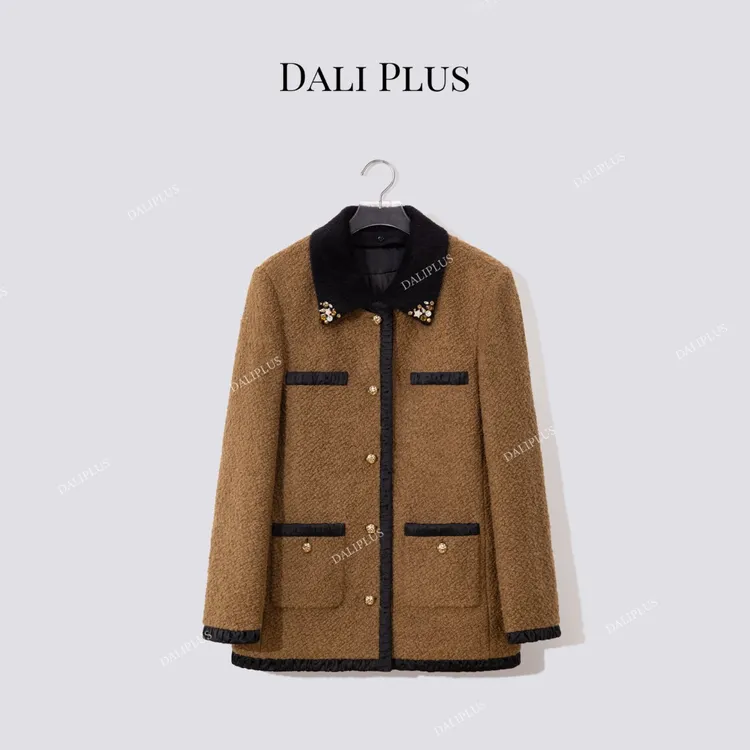 DALI PLUS“95白鹅绒”手缝钻石翻领羊毛香风式羽绒服-D5TY0163