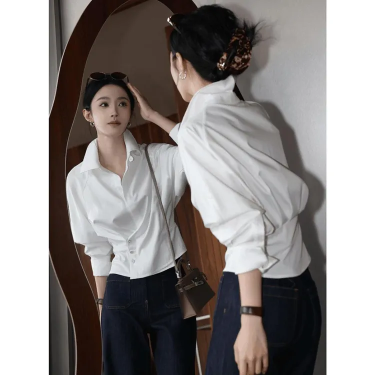 早秋清爽通勤穿搭上衣法式轻熟高级感不撞款洋气减龄白色收腰衬衫