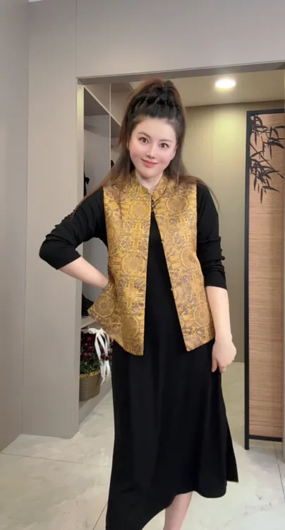 【婷婷】2025新款V领女工字型宽松型马夹网红国风黑色连衣裙套装