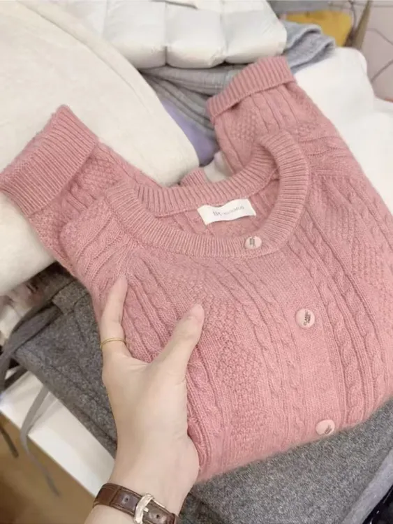 七言家巨好看！#年货珊瑚粉麻花字母扣软糯毛衣@