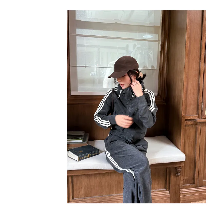 HDD- "休闲印象" 秋冬女款磨绒韩版条条外套+休闲裤套装 Y9271