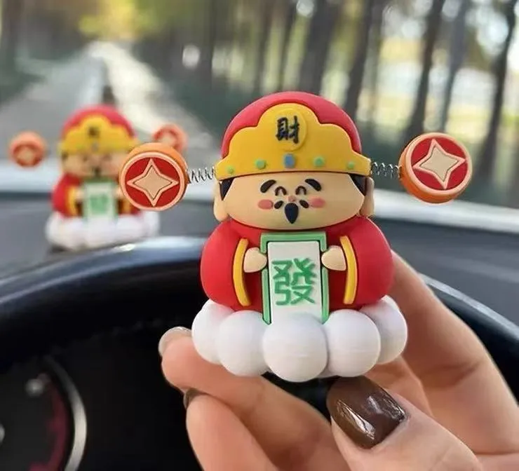 财神车载装饰品车摆件可爱卡通财神爷办公室园林工具配件车内装饰