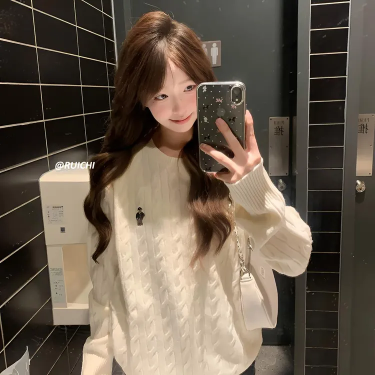 2025秋冬新款韩系圆领麻花小熊刺绣宽松休闲长袖显瘦针织衫上衣女