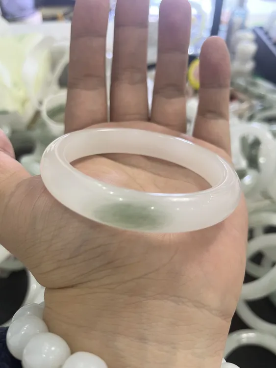 【致诚珠宝】天然新疆天山翠手镯金丝玉精品白色少绿时尚气质手镯