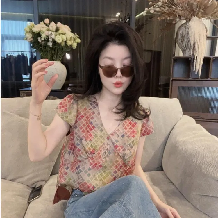 【悦悦专属】夏季V领提花花萝彩色四叶草短袖上衣Y586