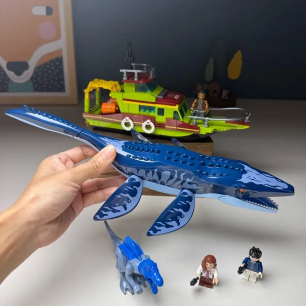 大号恐龙模型大沧龙追击生海大逃亡霸王龙翼龙男孩拼装积木玩具。
