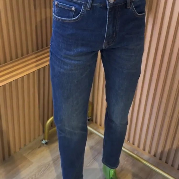 秋冬新款蓝色男牛仔裤子高端轻奢经典洗水修身轻奢中腰小脚裤