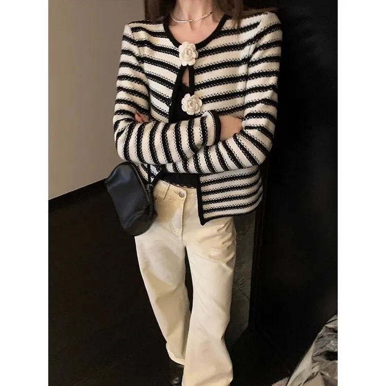 气质山茶花小香风外套女秋季条纹钩花针织开衫2025新款外套上衣